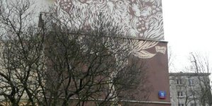 Przy muralu Marii Skłodowskiej
