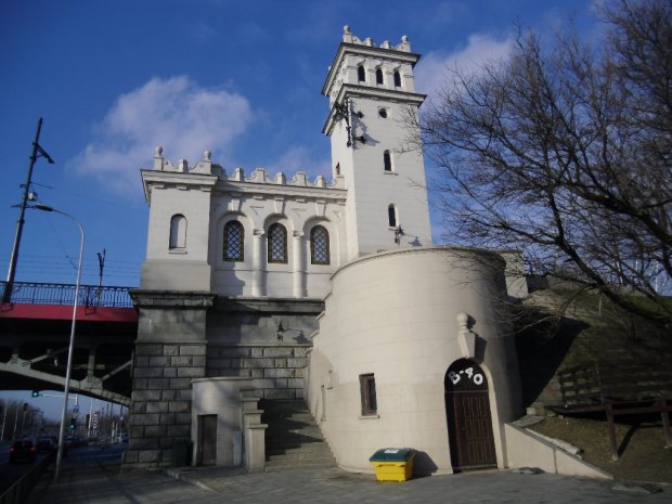 Klub B-40 w wieżycy Mostu Poniatowskiego