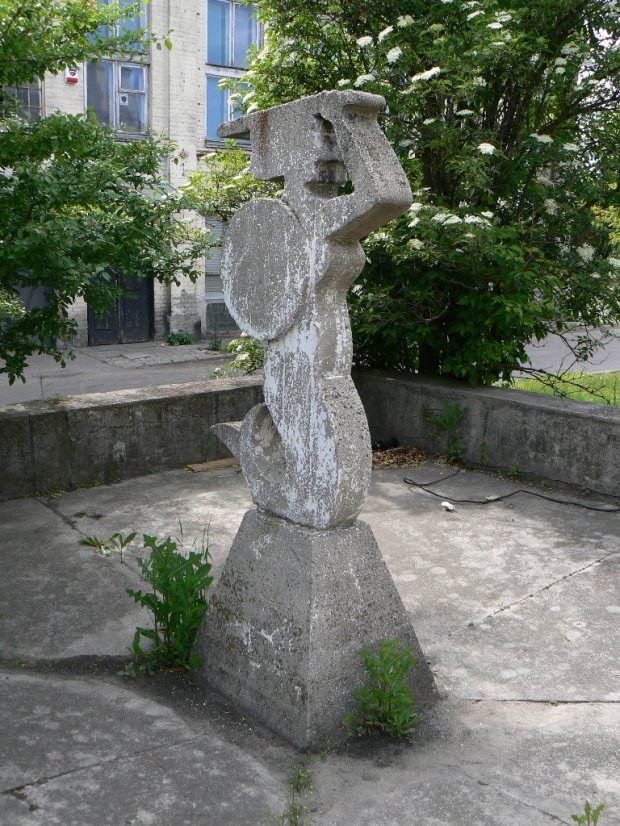 Syrenka z na terenie Zakładów PZL (dawniej Dobrolin) Syrenka z na terenie Zakładów PZL (dawniej Dobrolin) na środku małej fontanny.