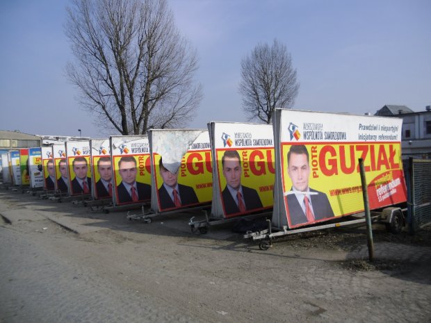 Przyczepki reklamowe z okresu referendum w sprawie odwołania prezydenta Warszawy