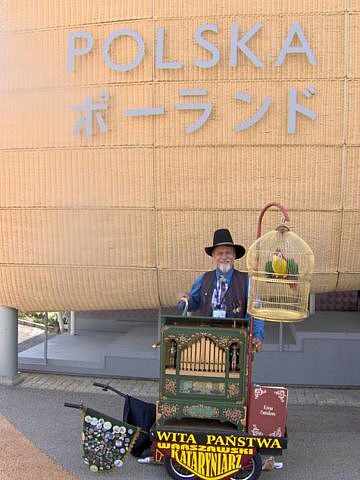 Warszawski Kataryniarz Warszawski Kataryniarz - Piotr Bot promuje Warszawę w Japonii