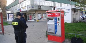 Policjanci przy biletomacie