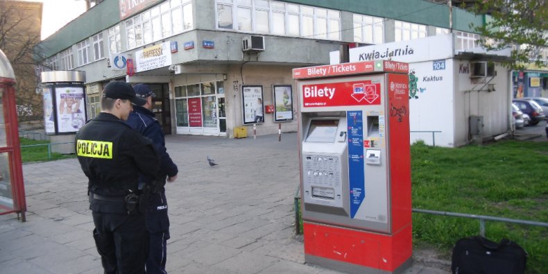Policjanci przy biletomacie