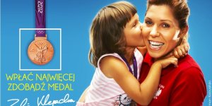 Zosia i Zuzia z plakatu aukcji medalu olimpijskiego dla Zuzi