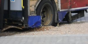 Widok jak zablokowane koła podniosły żwir na budowanej ścieżce rowerowej