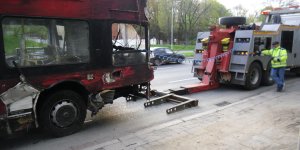 Przeciąganie autobusu do holownika