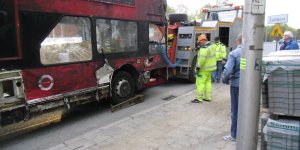 Przeciąganie autobusu do holownika
