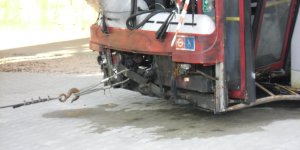 Przygotowanie autobusu londyńskiego do holownika