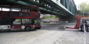 Przeciąganie autobusu do holownika