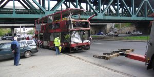 Przeciąganie autobusu do holownika