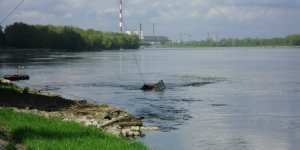 Podnoszenie angielskiego autobusu z Wisły - pierwsze podejście