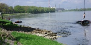 Podnoszenie angielskiego autobusu z Wisły - pierwsze podejście