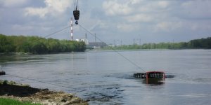 Podnoszenie angielskiego autobusu z Wisły - pierwsze podejście
