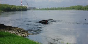 Podnoszenie angielskiego autobusu z Wisły - pierwsze podejście