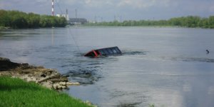 Podnoszenie angielskiego autobusu z Wisły - pierwsze podejście