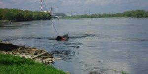 Podnoszenie angielskiego autobusu z Wisły - pierwsze podejście