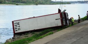 Podnoszenie angielskiego autobusu z Wisły - podejście drugie