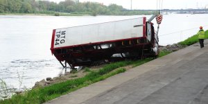Podnoszenie angielskiego autobusu z Wisły - podejście drugie