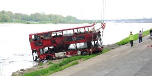 Podnoszenie angielskiego autobusu z Wisły - podejście drugie