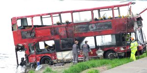 Podnoszenie angielskiego autobusu z Wisły - podejście drugie