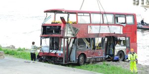 Podnoszenie angielskiego autobusu z Wisły - podejście drugie