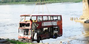 Podnoszenie angielskiego autobusu z Wisły - podejście drugie
