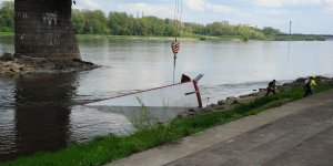 Podnoszenie angielskiego autobusu z Wisły - podejście drugie