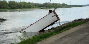 Podnoszenie angielskiego autobusu z Wisły - podejście drugie
