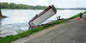 Podnoszenie angielskiego autobusu z Wisły - podejście drugie