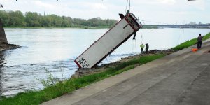 Podnoszenie angielskiego autobusu z Wisły - podejście drugie