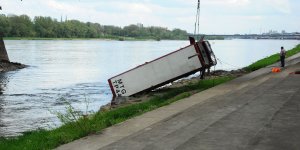 Podnoszenie angielskiego autobusu z Wisły - podejście drugie