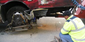 Olejowe plamy pod angielskim autobusem