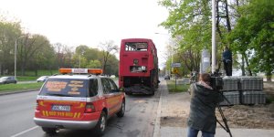 Konwój z angielskim autobusem - topielcem w drodze do Wołomina