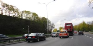 Konwój z angielskim autobusem - topielcem w drodze do Wołomina