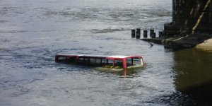 Zatopiony angielski autobus w Wiśle