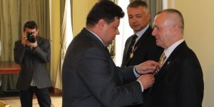 Moment odznaczenia pana Romana Soroczyńskiego przez Wicewojewodę Mazowieckiego Dariusza Piątka