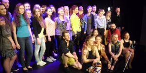 Wykonawcy pokazu choreografii grup tanecznych DKŚ „Tańczę na Smolnej”