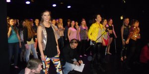 Wykonawcy pokazu choreografii grup tanecznych DKŚ „Tańczę na Smolnej”