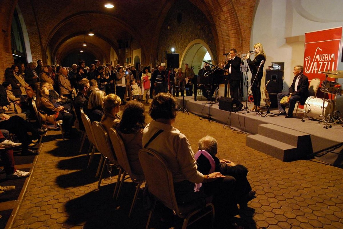 Noc Jazzu - Jarosław Małys (piano), Jerzy Stelmaszczuk (bas) i Jerzy Bartz (perkusja), do których dołączyli Mark Shepherd (puzon) i Joanna Morea (vocal)