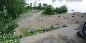 Wypoczynek nad Wisłą - piasek, koce, piłka