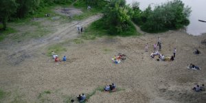 Wypoczynek nad Wisłą - piasek, koce, piłka