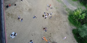 Wypoczynek nad Wisłą - piasek, koce, piłka