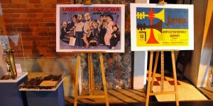 Noc Jazzu - saksofon i fajki Tomasza Szukalskiego oraz plakaty z koncertów