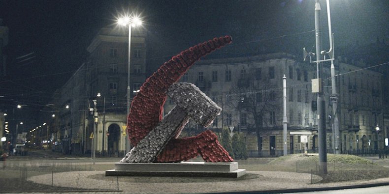 Zamiast Tęczy na Placu Zbawiciela - sierp i młot