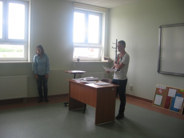 Marcin podczas prowadzenia spotkania informacyjnego dla uczestników i liderów wymiany.