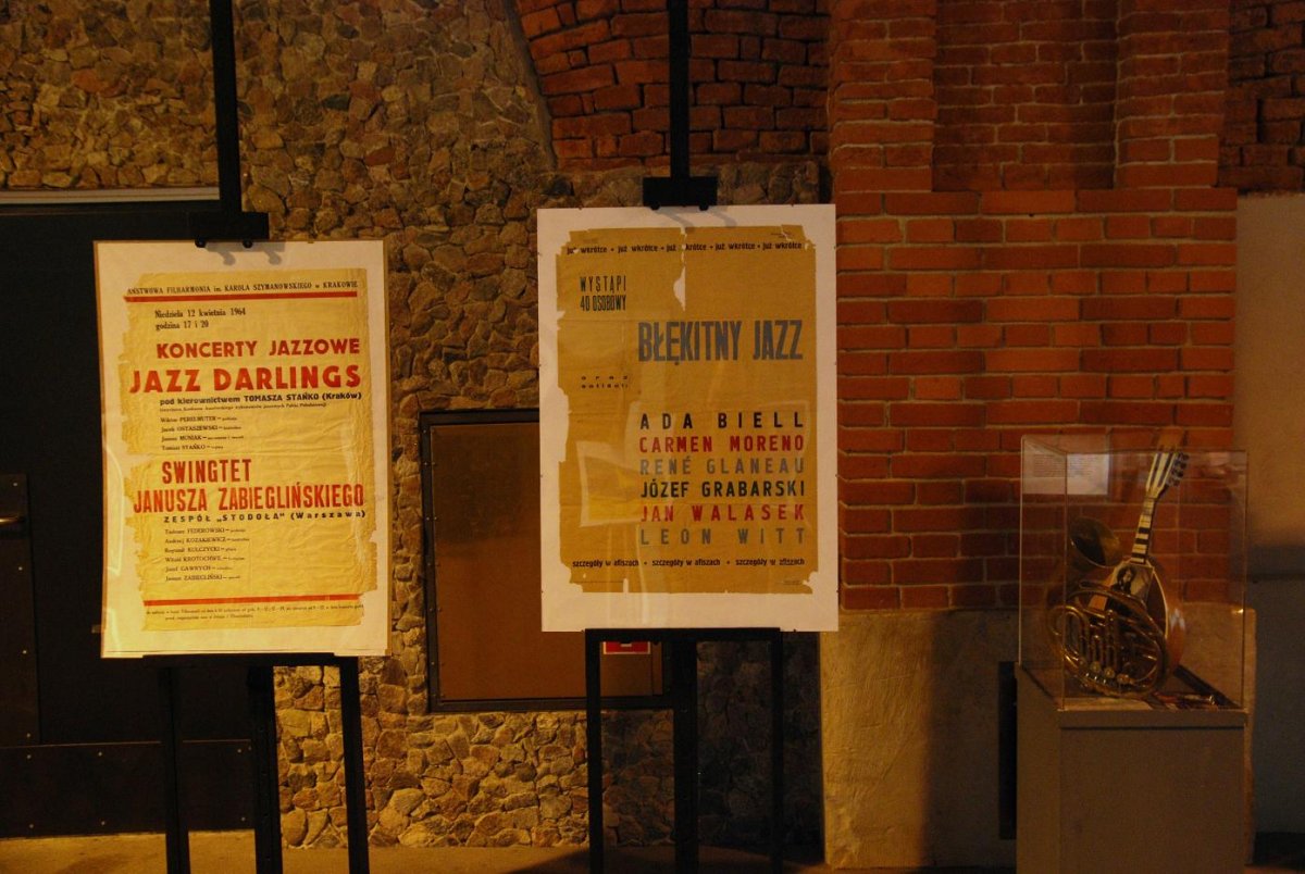 Noc Jazzu - plakaty z lat 50. i 60. oraz mandolina Henryka Albera i waltornia Andrzeja Jagodzińskiego