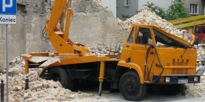 Wypadek przy rozbiórce Kaminicy Sieraczka - uszkodzony podnośnik.
