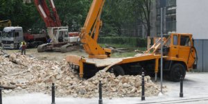Kamienica Sieraczka - uszkodzony podnośnik