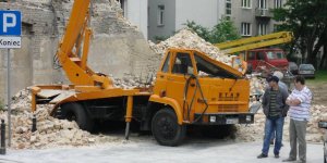Kamienica Sieraczka - uszkodzony podnośnik
