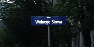 Tablica Skwer Wolnego Słowa przy ul. Mysiej